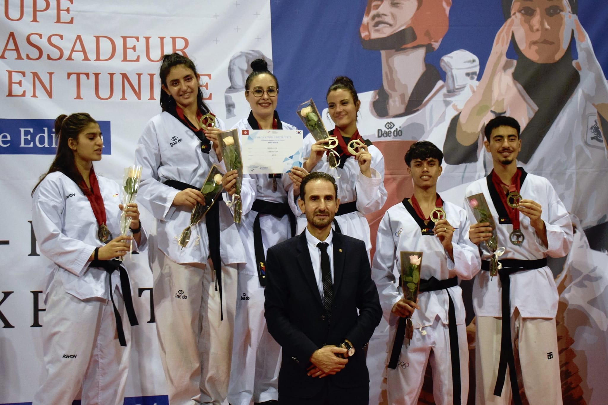 Jeunes athlètes en taekwondo avec médailles